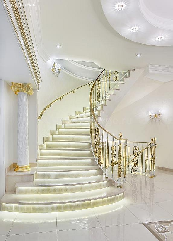 Мраморная лестница классического дизайна.