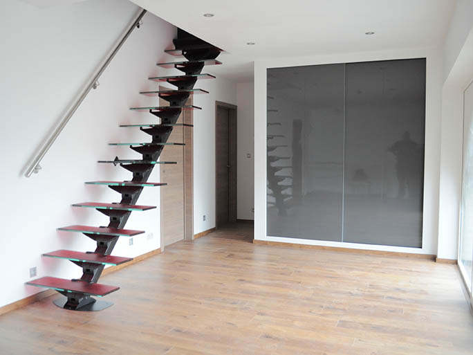 Фото. Модульная лестница Do-Up(Бельгия) на металлическом центральном косоуре, 7 стеклянных ступеней.