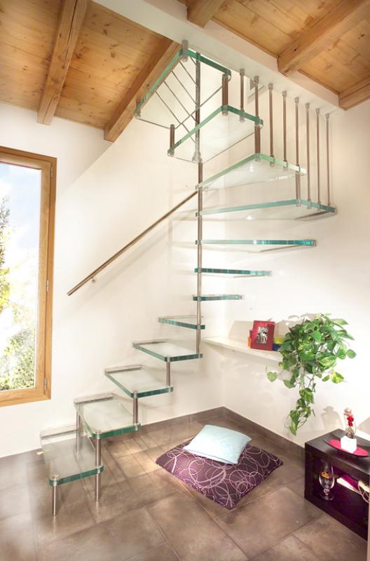 стеклянная лестница с металлическим ограждением